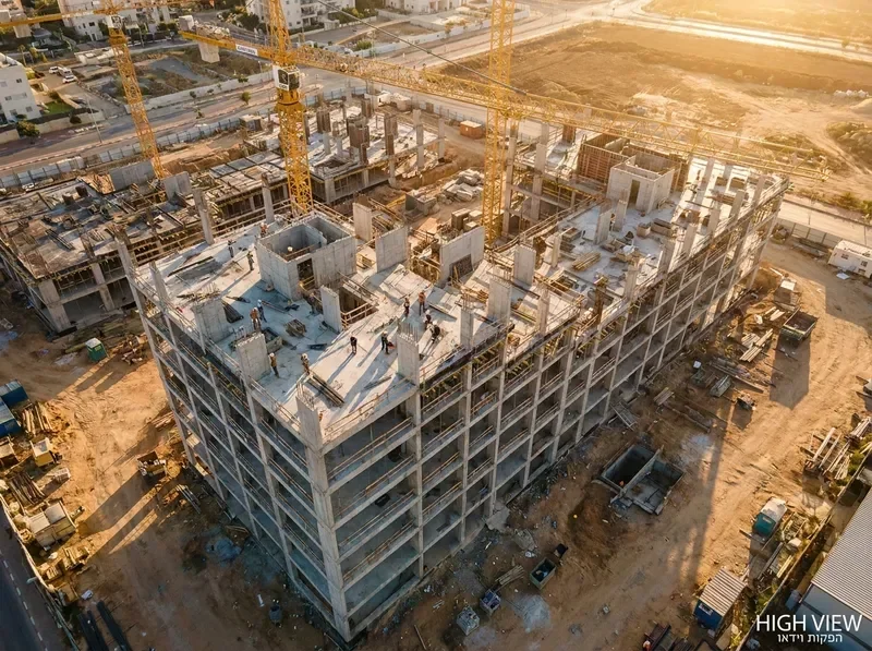מעקב בנייה אווירי מרחפן — תיעוד שלבי בנייה מהאוויר